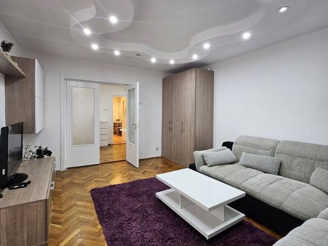 De închiriat apartament 3 camere decomandate – Zona Sovata