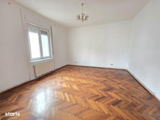 De închiriat apartament 3 camere – Piața 700