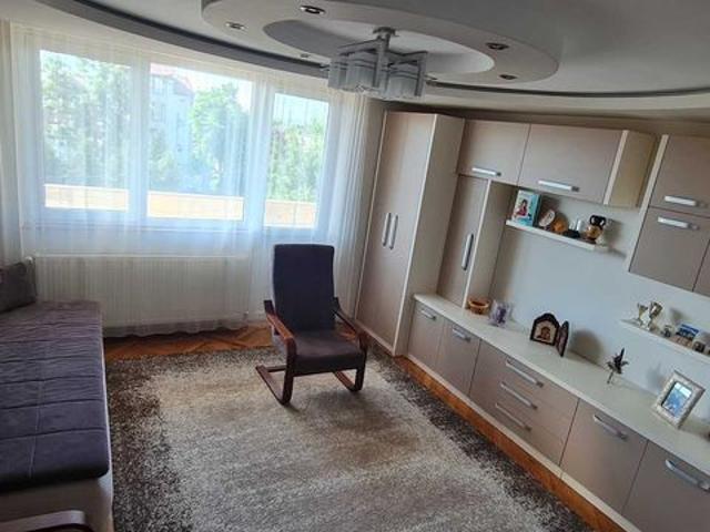 De inchiriat apartament 3 camere semidecomandat