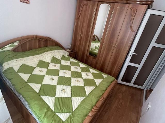 De inchiriat apartament cu 2 camere, decomandat, etajul 3, mobilat