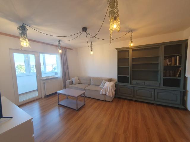 De închiriat apartament cu 3 camere – Zona Lipovei