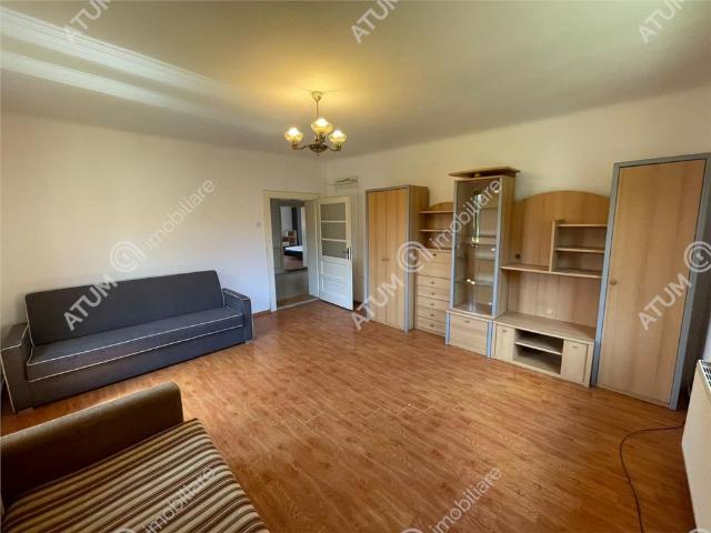 De inchiriat apartament cu 3 camere decomandate si curte comuna situat la etajul 1 al unei case din zona Tiglari Sibiu