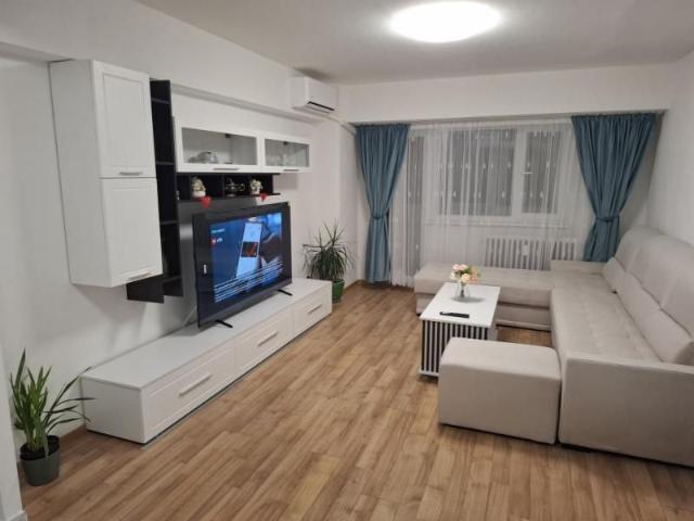 De inchiriat apartament decomandat cu 3 camere in zona P ta Victoriei