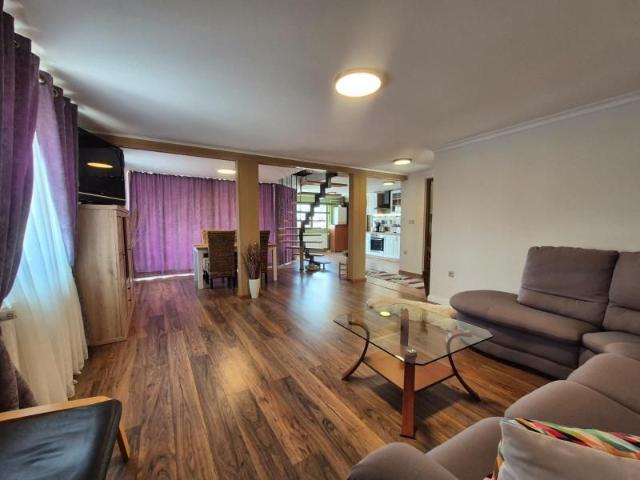 De inchiriat Apartament elegant cu scara interioara, zona Piata Mica