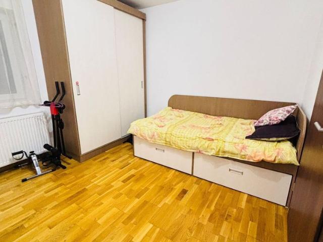 DE INCHIRIAT Apartament modern, 3 camere, 55mp, etaj 3 Dambovita