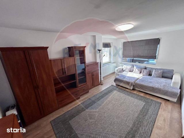 DE INCHIRIAT: Apartament spatios cu 3 camere si terasa generoasa
