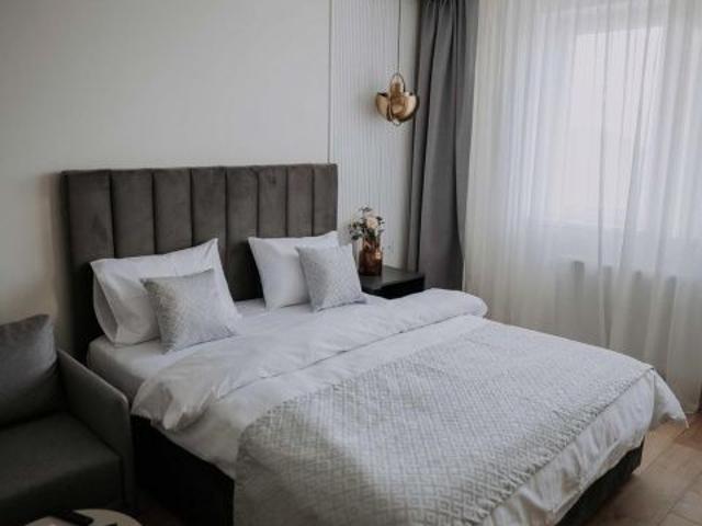 DE INCHIRIAT – GARSONIERĂ PREMIUM / STUDIO – PRIVELIȘTE EXCEPȚI