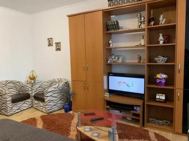 De inchiriat Garsoniera situata in zona Cetate. Pret inchiriere: 200 Euro/Luna