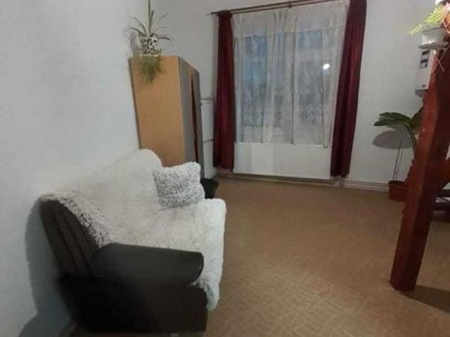 De inchiriat sau vanzare casa cu o camera curte comuna
