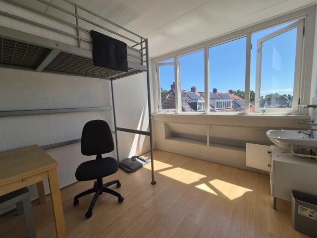 De kamer is gemeubileerd op goede locatie