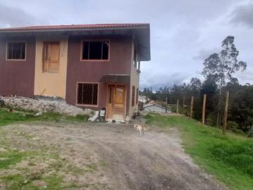 DE OPORTUNIDAD BONITA CASA CON ÁREA VERDE EN CUENCA ECUADOR Casa en Venta en Cuenca EL VALLE