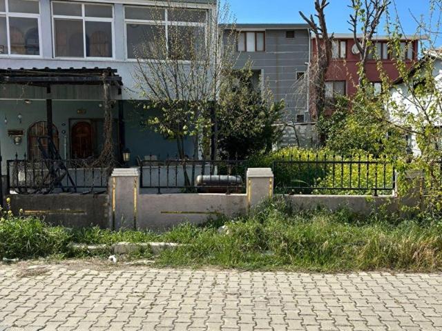 DEMETER EMLAKTAN SATILIK YENİFOÇA'DA BAHÇELİ TRİPLEKS