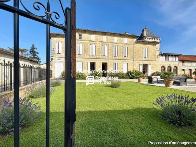 Demeure majestueuse en pierre, avec jardin à rénover