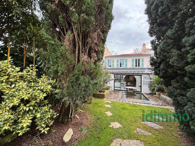 DEMEURE ANCIENNE DE 180 M2 AVEC SON STUDIO. RENOVEE EN 2022 SUR UN TERRAIN CLOS DE 300 M2.AU COEUR DE LA ROCH