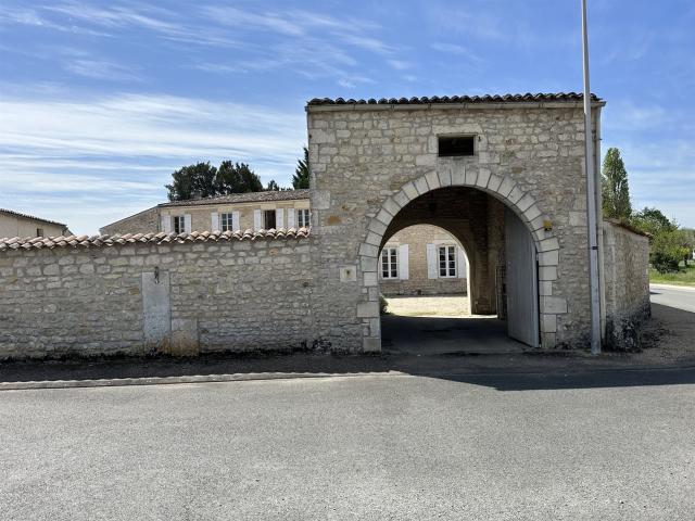 Demeure Charentaise avec dépendance et parc à Saint Romain d. 380m² Saint Romain de Benet
