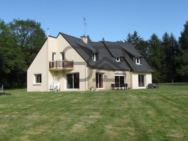 Demeure contemporaine d'exception atypique nichée dans son p. 208m² Elven