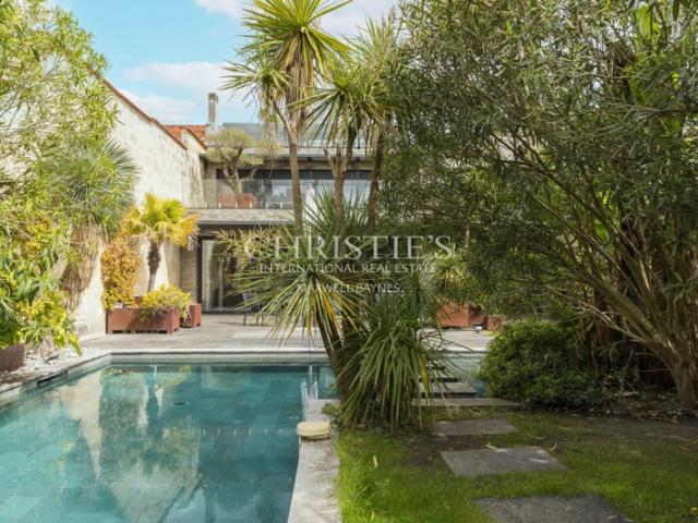 Demeure d’Architecte au Design Contemporain – 5 Chambres, Garage et Piscine
