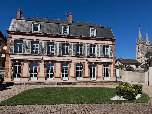Demeure de Maitre de 1868 Un patrimoine d'exception au coeur de Bourbon Lancy