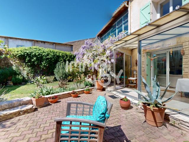 Demeure de caractère 7 pièces avec jardin, garage et piscine