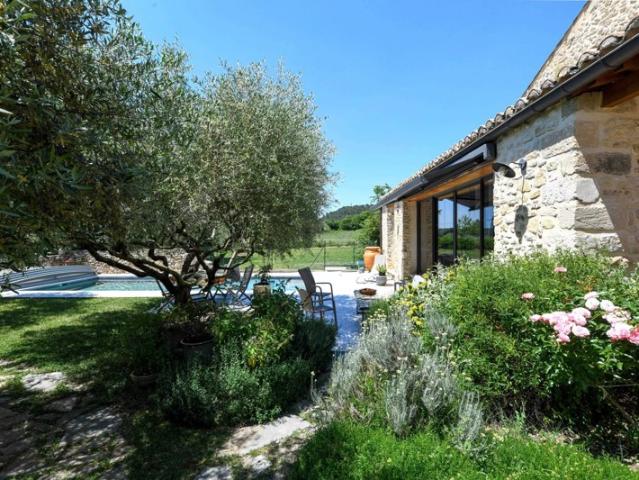 Demeure de caractère avec jardin et piscine à 3,5 km d’Uzès