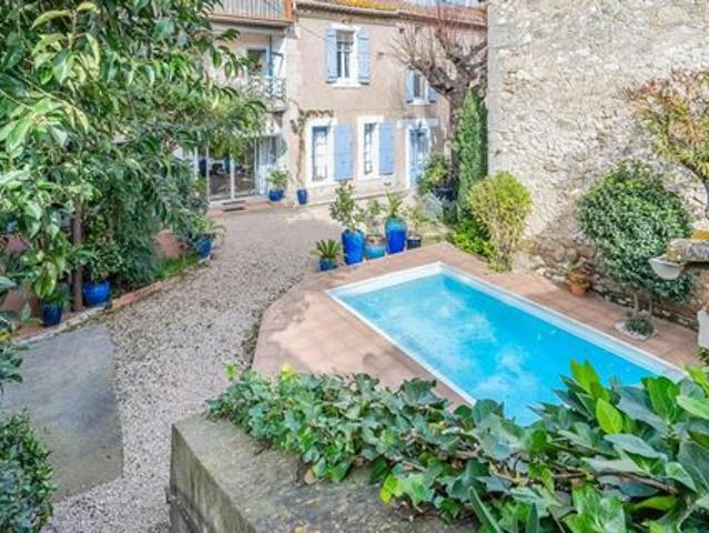 Demeure de caractère avec piscine, dépendances et volumes spectaculaires 15' de Béziers