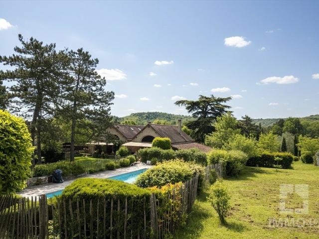 Demeure de caractère avec piscine et dépendances à Cahors 217m² Cahors