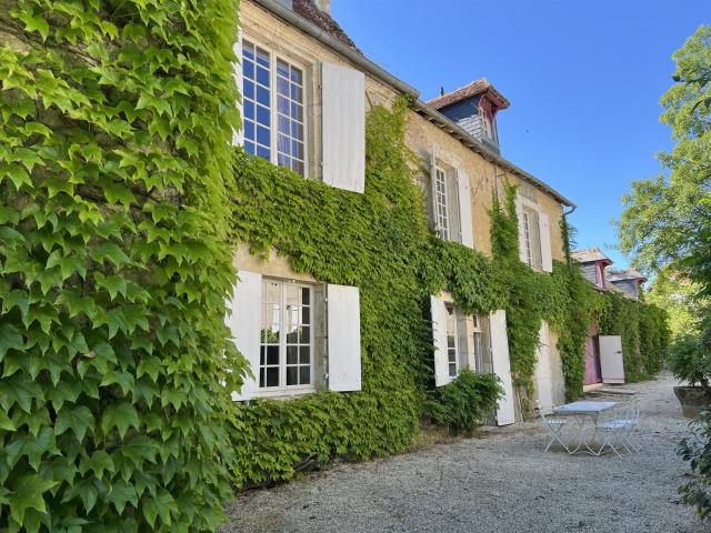 Demeure de caractère, dépendance, parc arboré, tennis, pisci. 300m² Bourges