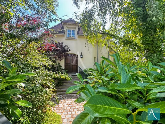 Demeure de caractère EGLY 235 m² Charme, volumes et appartement indépendant