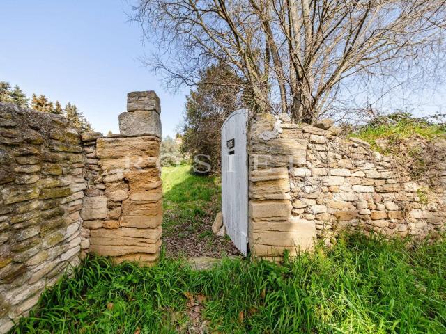 Demeure de caractère en pierre avec tour médiévale sur plus. 202m² Carpentras