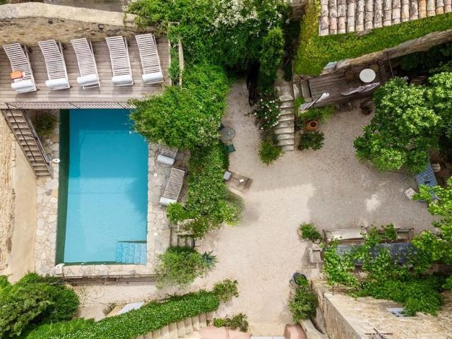 Demeure de caractère en pierre avec piscine Cadre paisible e. 472m² Aigaliers