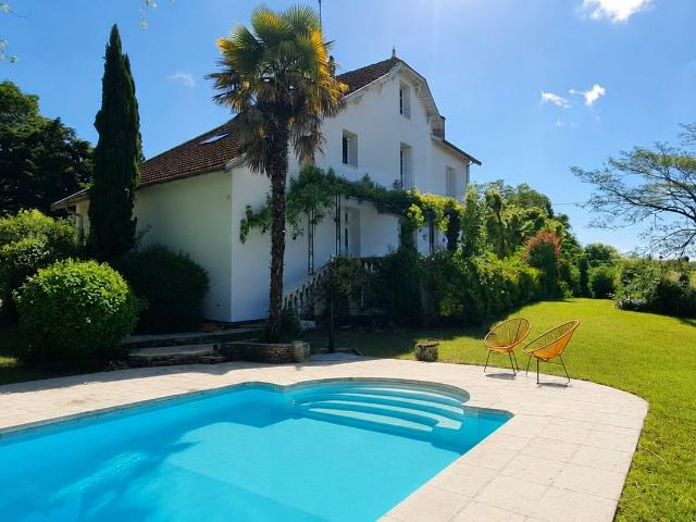 DEMEURE DE CHARME 180 m2 grand garage piscine parc