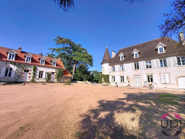 Demeure de charme avec 5,6 ha de terrain, dépendances et parc clos