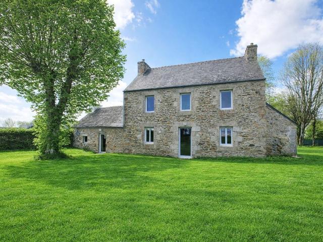 Demeure de charme en pierre – 124 m² – Plouézoc’h – Cadre privilégié et intimité rare
