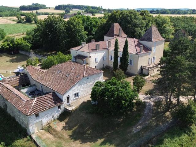 Demeure de charme et ses dépendances rénovées. 620m² Trémons