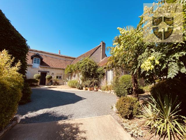 Demeure de charme et son jardin écrin, en coeur de village
