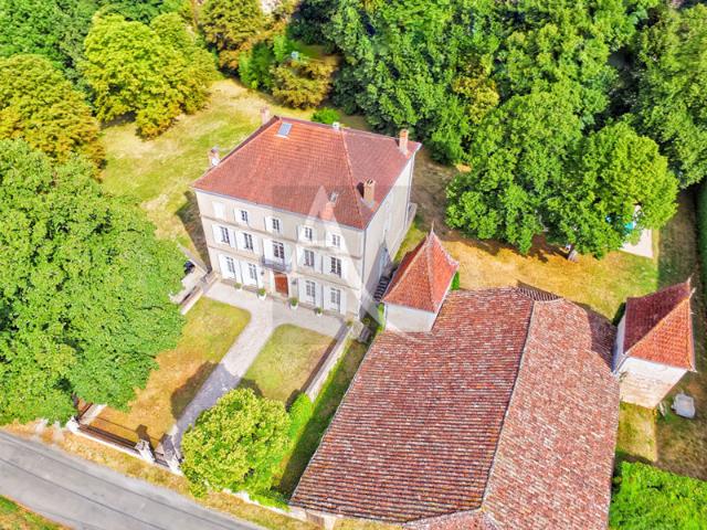 Demeure de prestige avec grange de 300 m2 et piscine 1,13 hectares de terrain