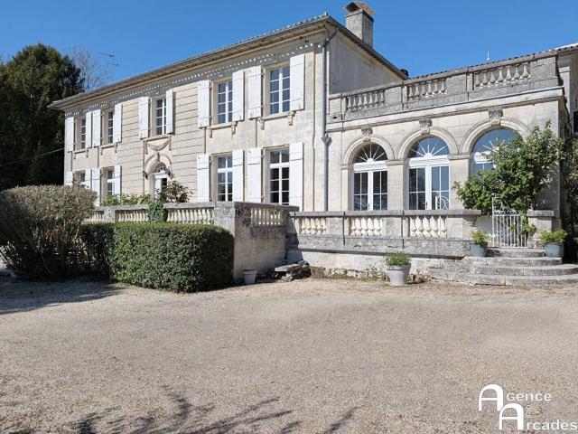 DEMEURE DE PRESTIGE DANS LE FRONSADAIS