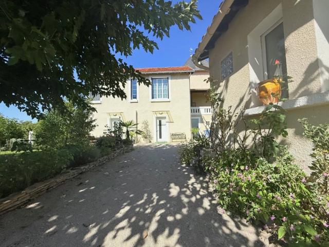 Demeure de ville et village