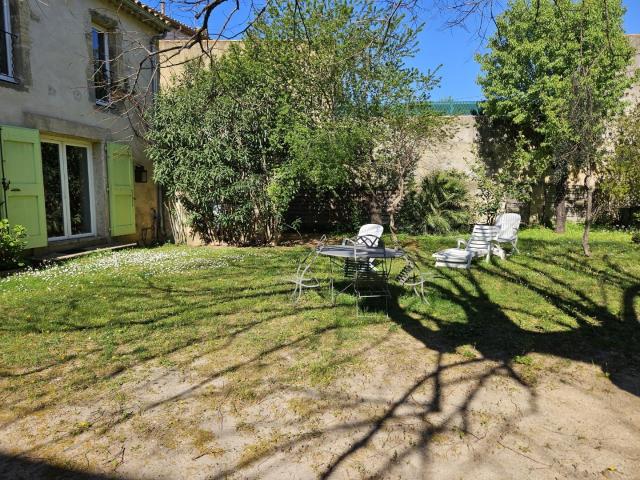 Centre ville, propriété de caractère avec jardin et parking 206m² Pézenas