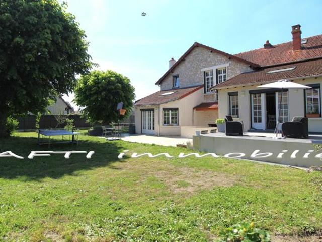 Demeure de 190 m2 habitables de 8 pièces, 5 chambres + cave sur un terrain clos de 1000 m2 sans vis à vis