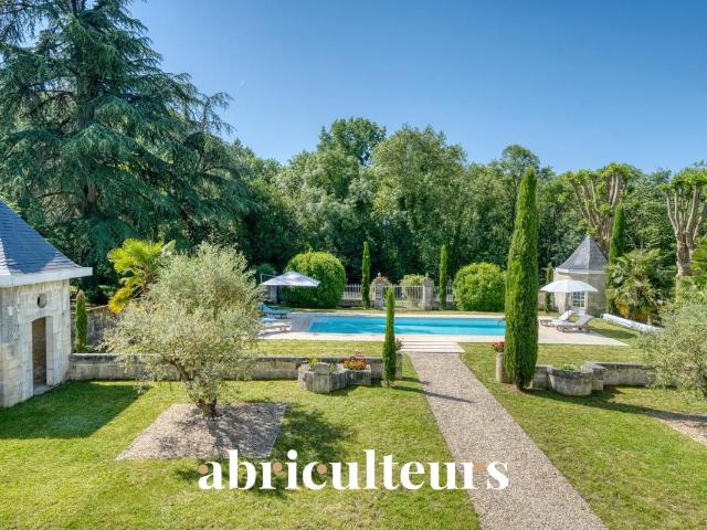 Demeure de 270 m² avec piscine à la vente à Saint Laurent de Cognac 16100
