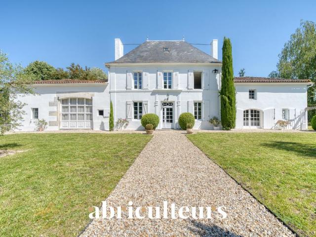 Demeure de 270 m² avec piscine à la vente à Saint Laurent de Cognac 16100