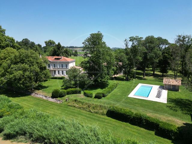 Demeure d'exception au bord de la Dordogne 464m² Saint Emilion