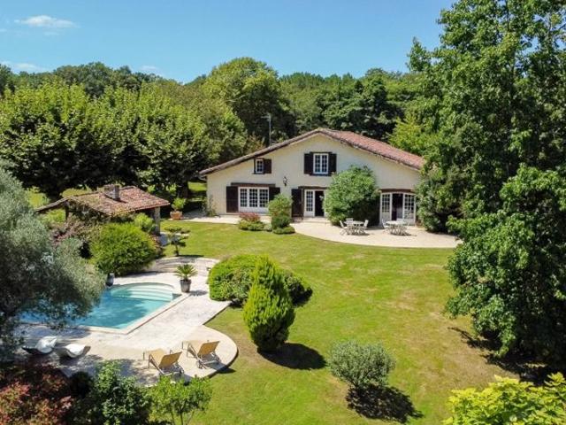 Demeure d'exception de 292m², 4 chambres, piscine et garage