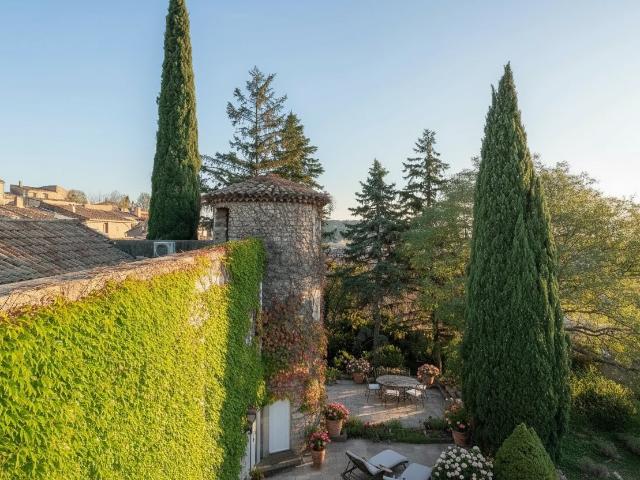 Demeure exceptionnelle au coeur d'un village pittoresque du. 450m² Visan