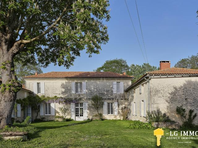 Demeure Exceptionnelle 535 m2 habitable avec piscine, parc a. 535m² Saint Fort sur Gironde