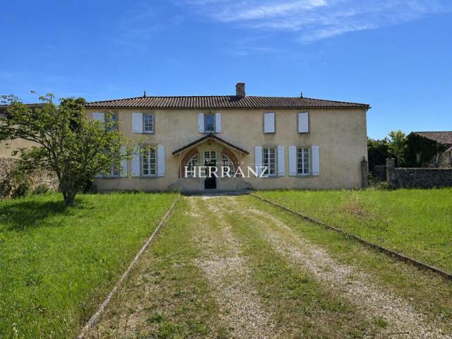 Demeure en pierre de plus de 350 m2 au coeur de l'Entre deux