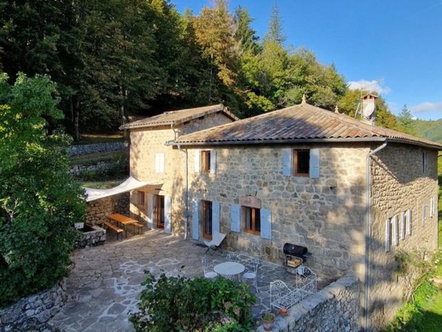 Demeure en pierres avec grand terrain 3,5 ha