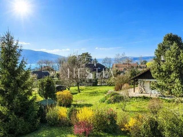 Demeure familiale entre lac et village
