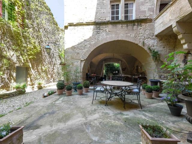 Demeure historique de 450m² à 4 km d'Uzès